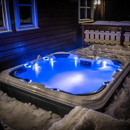 In Hodlekve With 5 Bedrooms & Hot Tub.