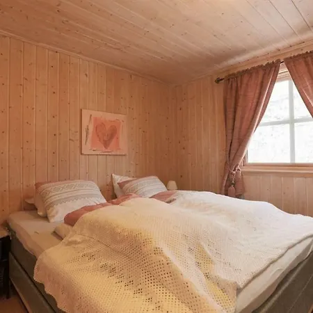 In Hodlekve With 5 Bedrooms & Hot Tub. بيت للعطل *