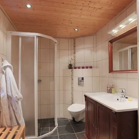 In Hodlekve With 5 Bedrooms & Hot Tub. Sogndal