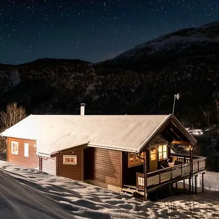 In Hodlekve With 5 Bedrooms & Hot Tub. Semesterbostad *