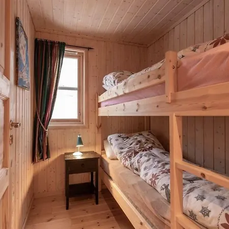Semesterbostad In Hodlekve With 5 Bedrooms & Hot Tub. Sogndal