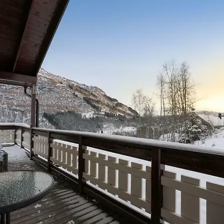 In Hodlekve With 5 Bedrooms & Hot Tub.