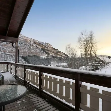 In Hodlekve With 5 Bedrooms & Hot Tub.