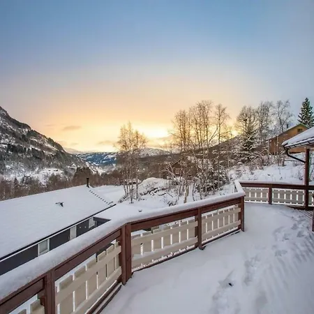 In Hodlekve With 5 Bedrooms & Hot Tub. Sogndal