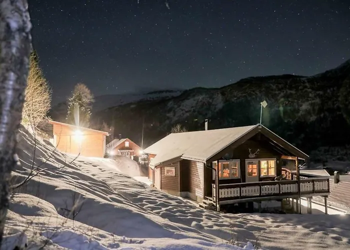 In Hodlekve With 5 Bedrooms & Hot Tub. Hébergement de vacances Sogndal