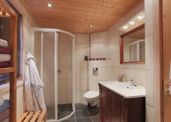 In Hodlekve With 5 Bedrooms & Hot Tub. Sogndal