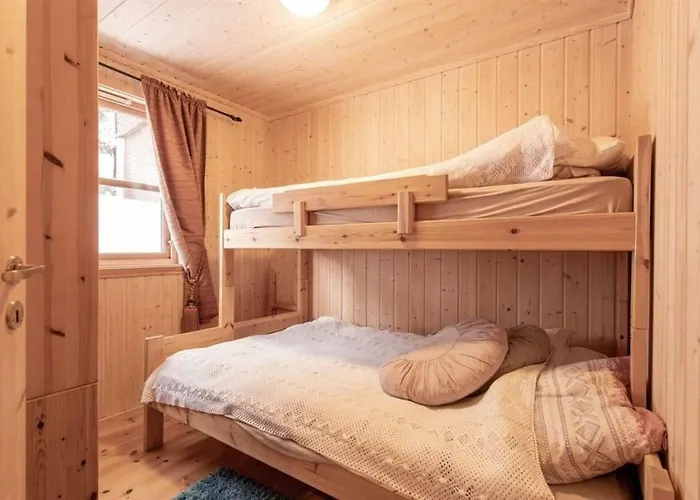 In Hodlekve With 5 Bedrooms & Hot Tub. Hébergement de vacances Sogndal