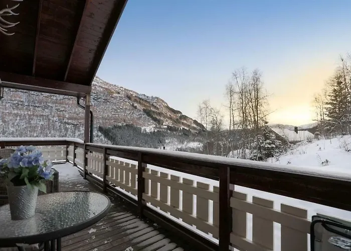 In Hodlekve With 5 Bedrooms & Hot Tub.